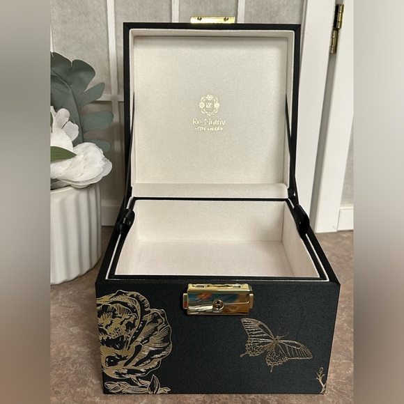 Estée Lauder Decorative Box - Picture 7 of 10